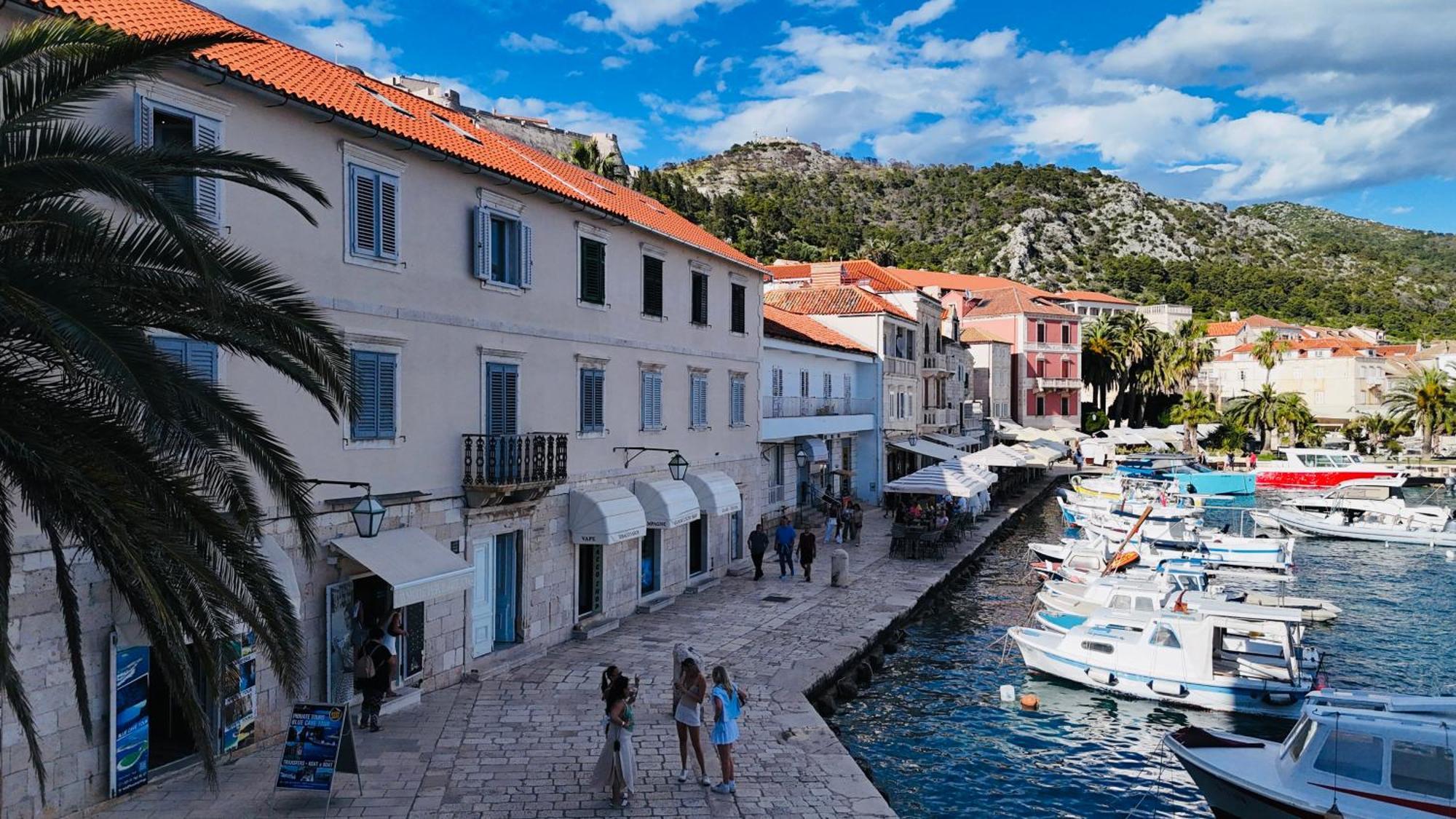 Hvar Riva Apartmán *